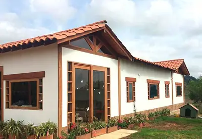 Casa campestre colonial CONCASAYA en plaqueta de concreto con techo de teja de barro y jardín con flores